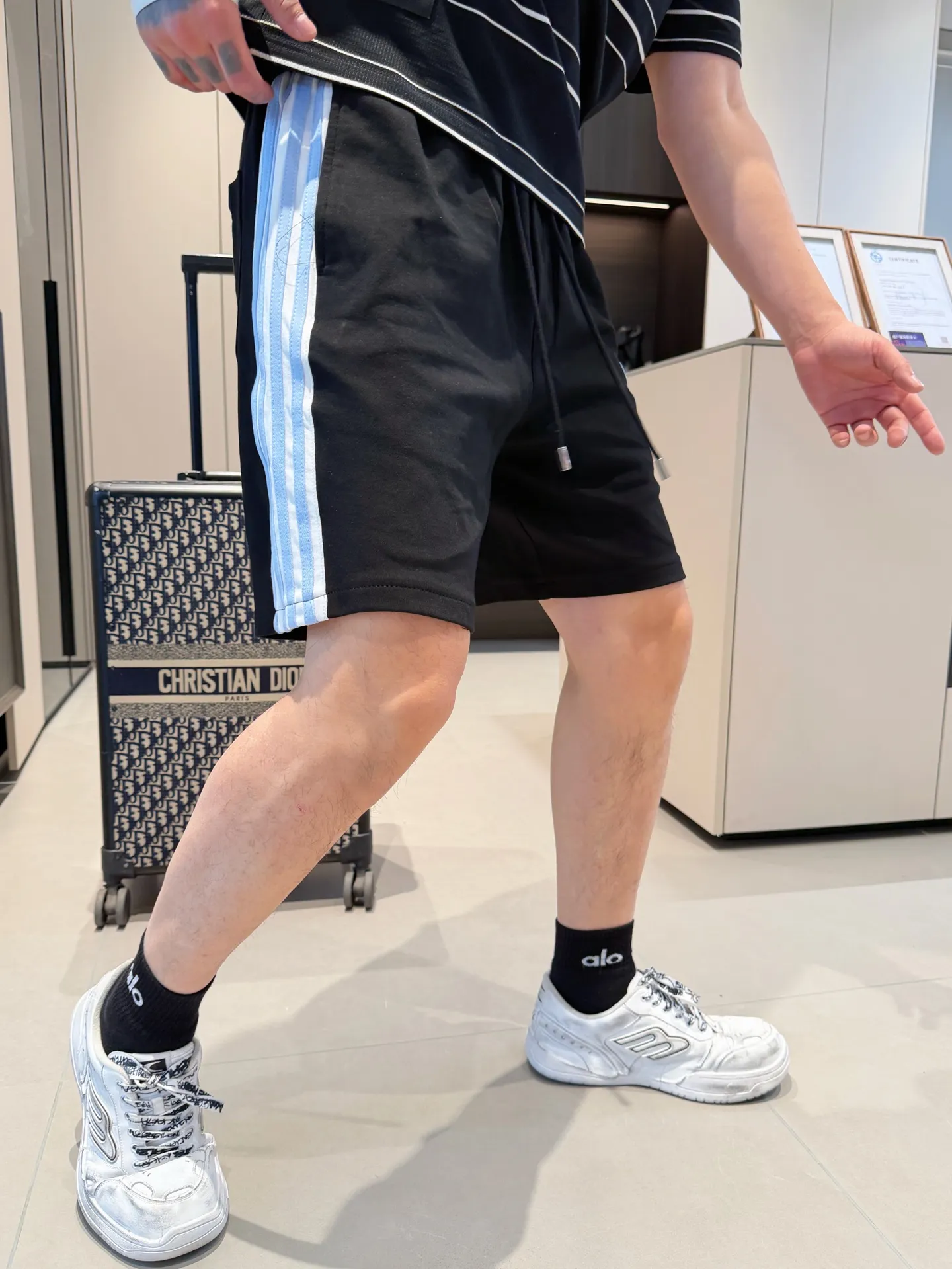 Balenciaga's three-standard complete 2026 summer New Arrival men's casual shorts, advanced custom-made Breathable fabric, Breathable fabric, extremely stretchy and comfortable, impeccable details, top-grade accessories, original logo design concept, delicate and soft feel! The upper body fit is awesome! Size: M-XXXL Please state your height and weight when ordering